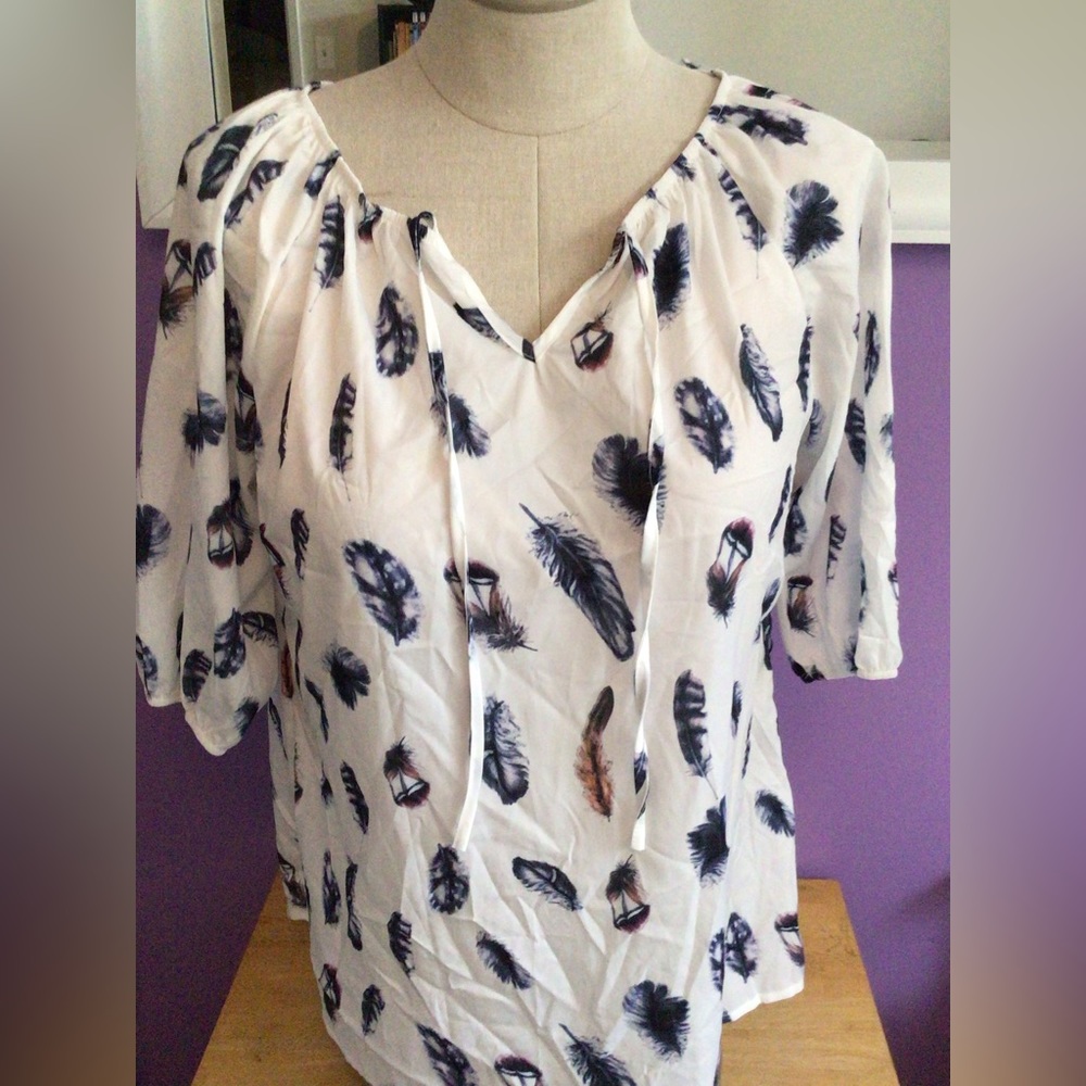 Woman’s Half-Sleeve Feather Pattern Top